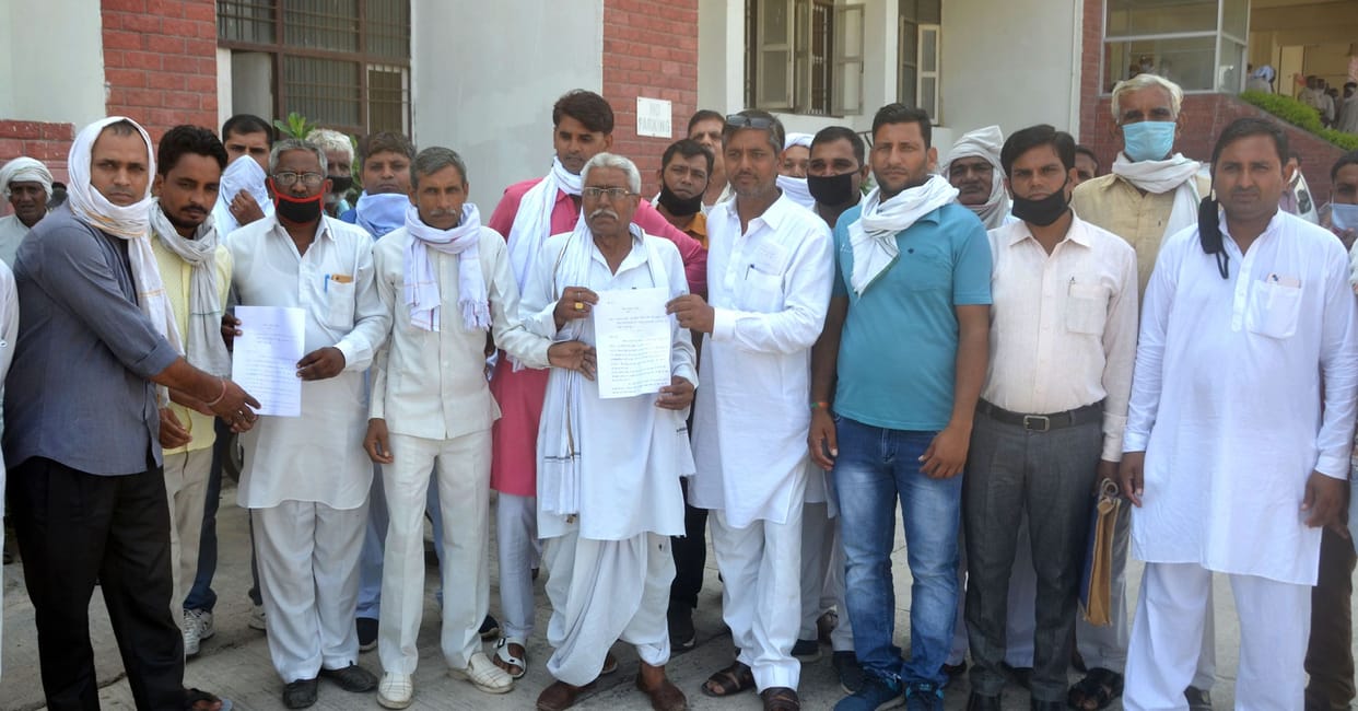 demonstration for non payment of honoranium for 32 monthe