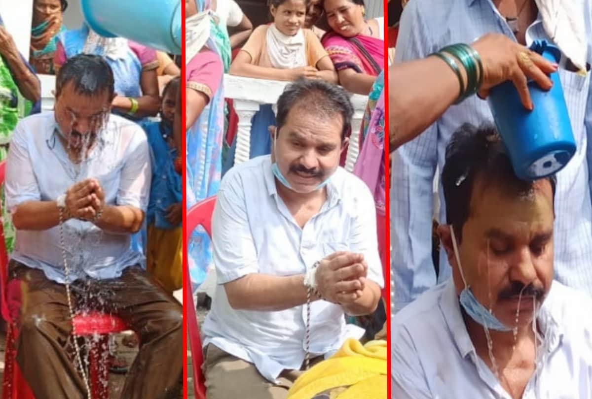 women bathed municipal president with mud and water at Maharajganj