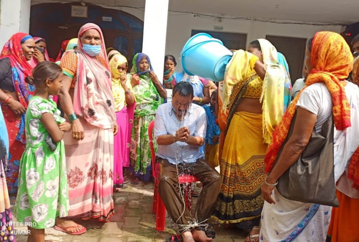 women bathed municipal president with mud and water at Maharajganj