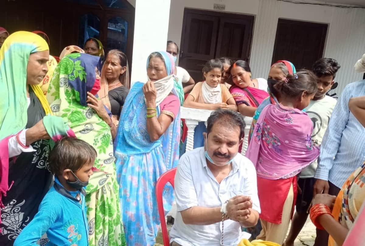 women bathed municipal president with mud and water at Maharajganj