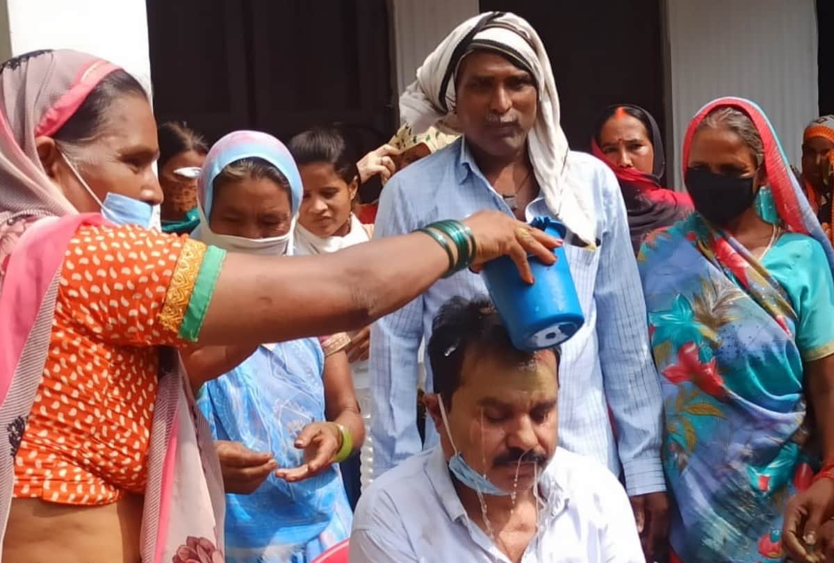 women bathed municipal president with mud and water at Maharajganj