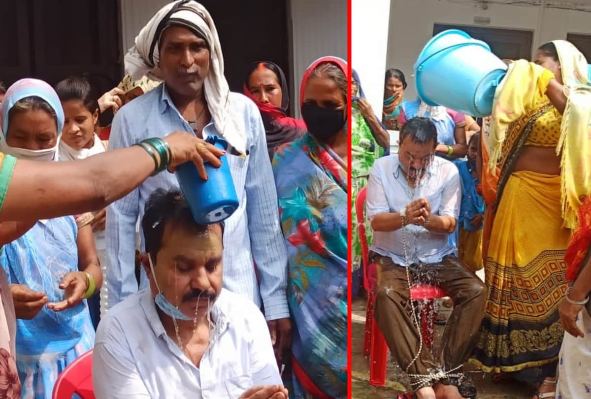 women bathed municipal president with mud and water at Maharajganj
