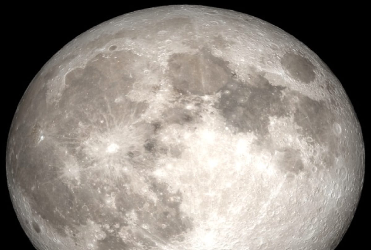 scientists discover strange crack expanding on moon surface