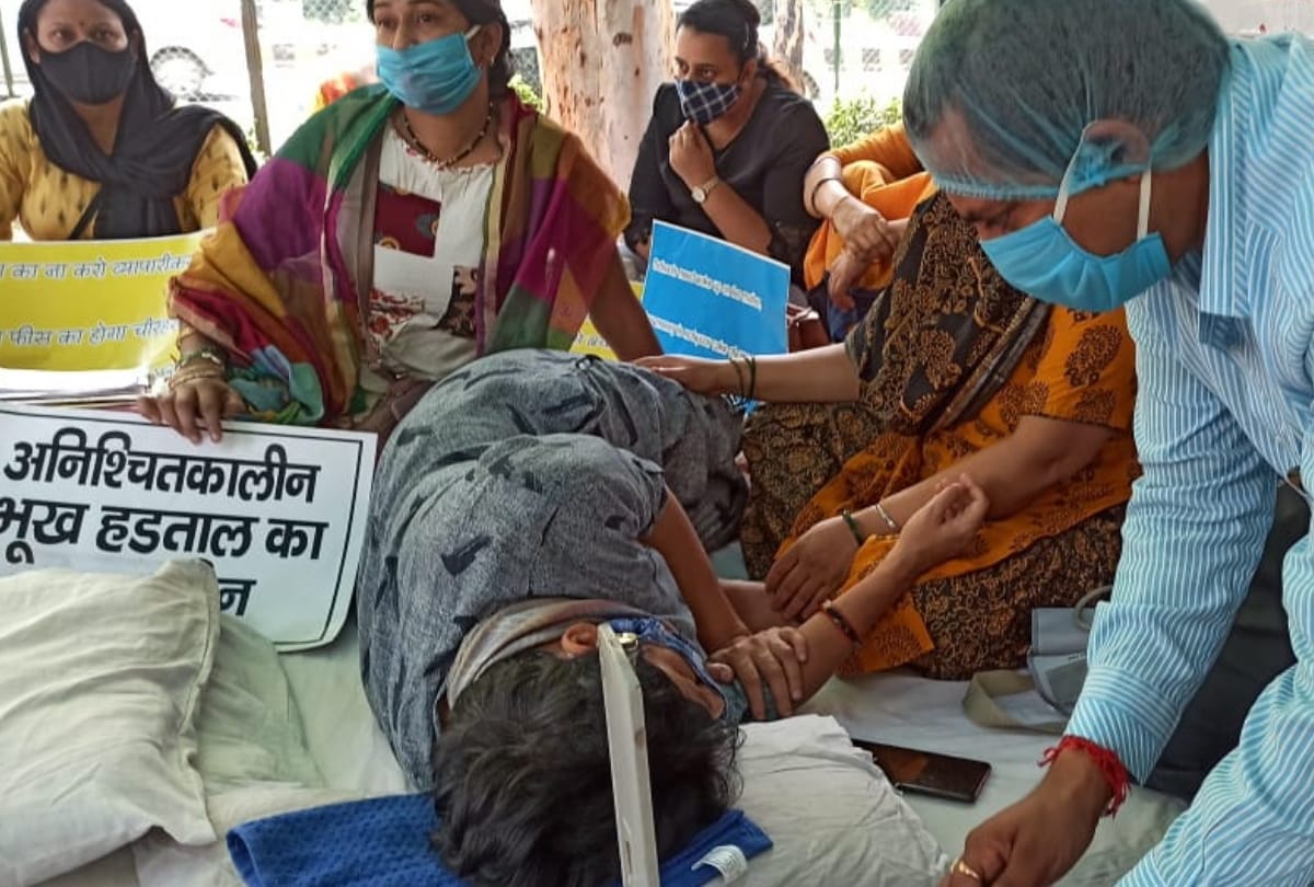 Ghaziabad parents association on hunger strike for six days outside collectrate