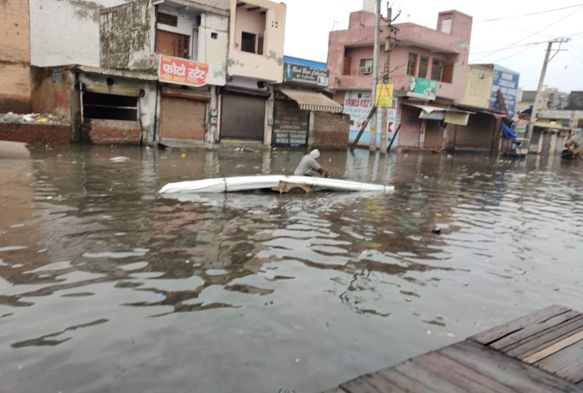 weather update delhi ncr today Heavy rain lashes in faridabad water logging on roads traffic jam