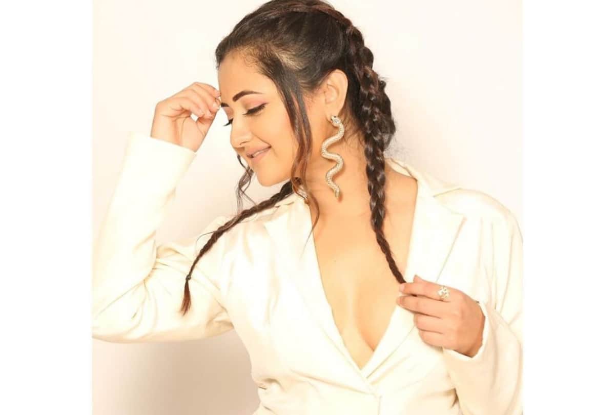 rashmi desai latest sessy look viral snake style earrings steals the show