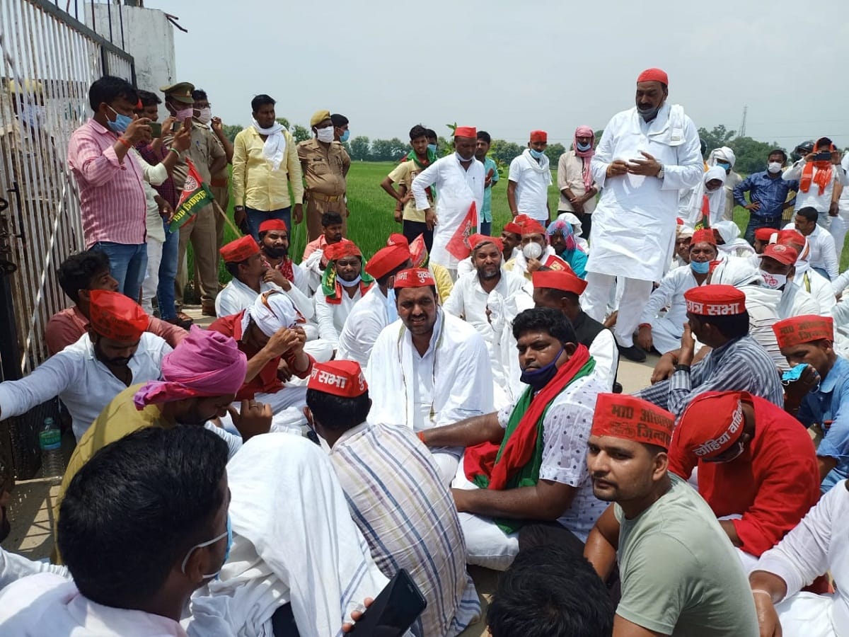 Sanajwadi party workers protest against up yogi government in chandauli for law and orders murders