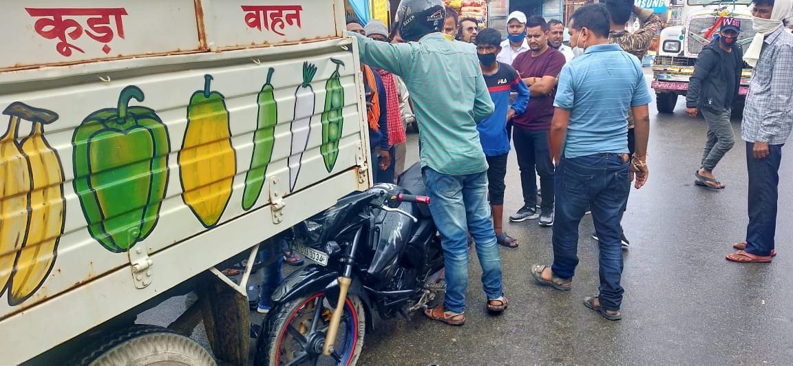 Bike hits the garbage vehicle of the municipality, jammed at the station