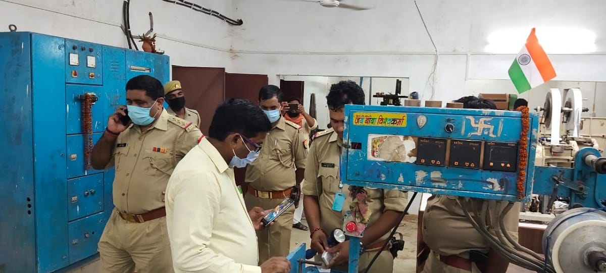Police raided on cigarette factory making fake branded goods in mirzamurad varanasi