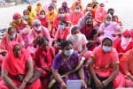 कलक्ट्रेट में धरना देती आंगनबाड़ी कार्यकर्ता।