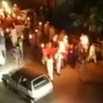 मशाल रैली निकालते लोग