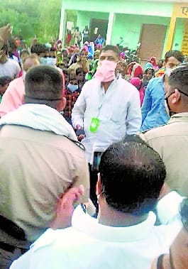 Opposition to liquor shop in Barkaliganj, Bithri MLA arrives