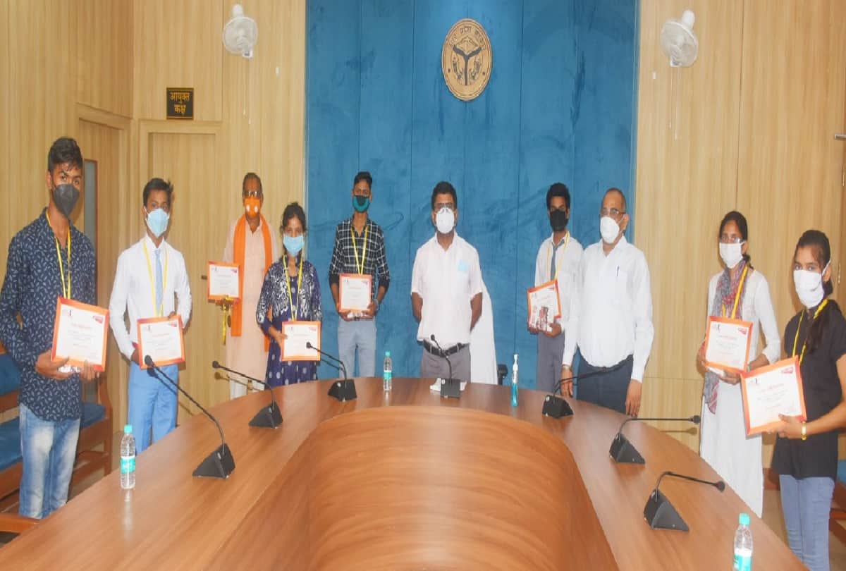 Amar ujala medhavi samman samaroh 2020 held in gorakhpur latest photos