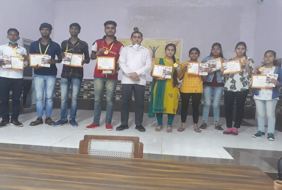 amar ujala medhavi samman samaroh 2020 held in agra