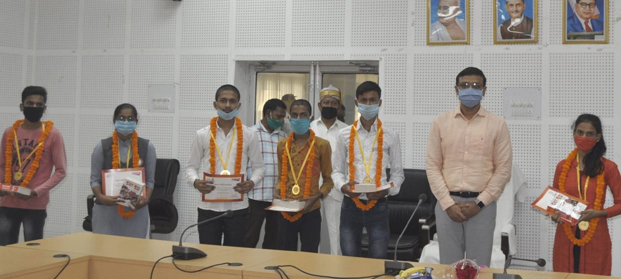 Commissioner honored the meritorious people of UP Board