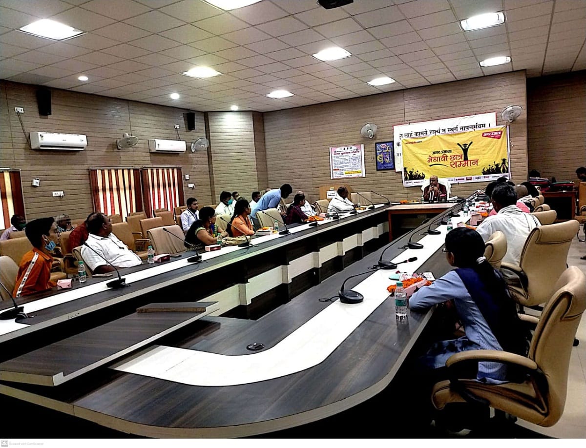 Amar Ujala meritorious honor ceremony: dm honored top three meritorious of high school-inter in mau