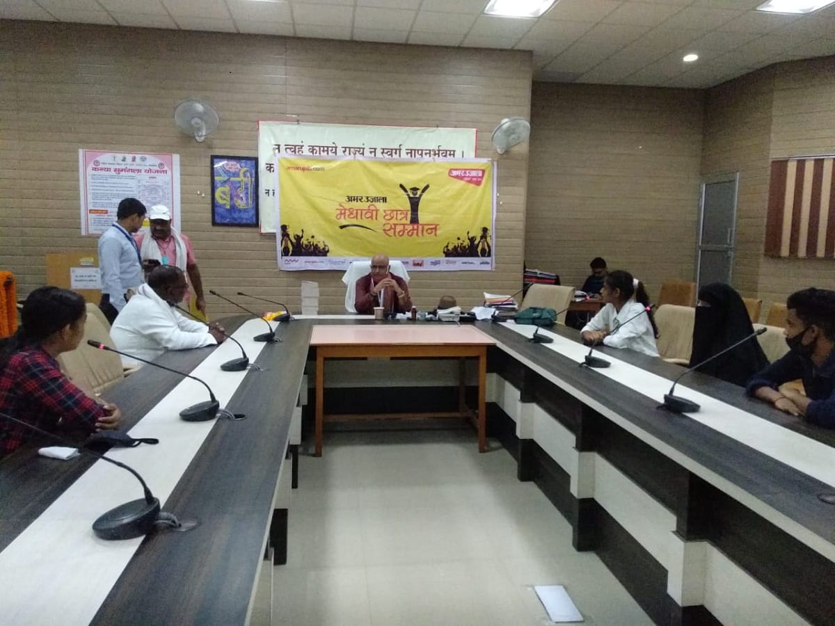 Amar Ujala meritorious honor ceremony: dm honored top three meritorious of high school-inter in mau