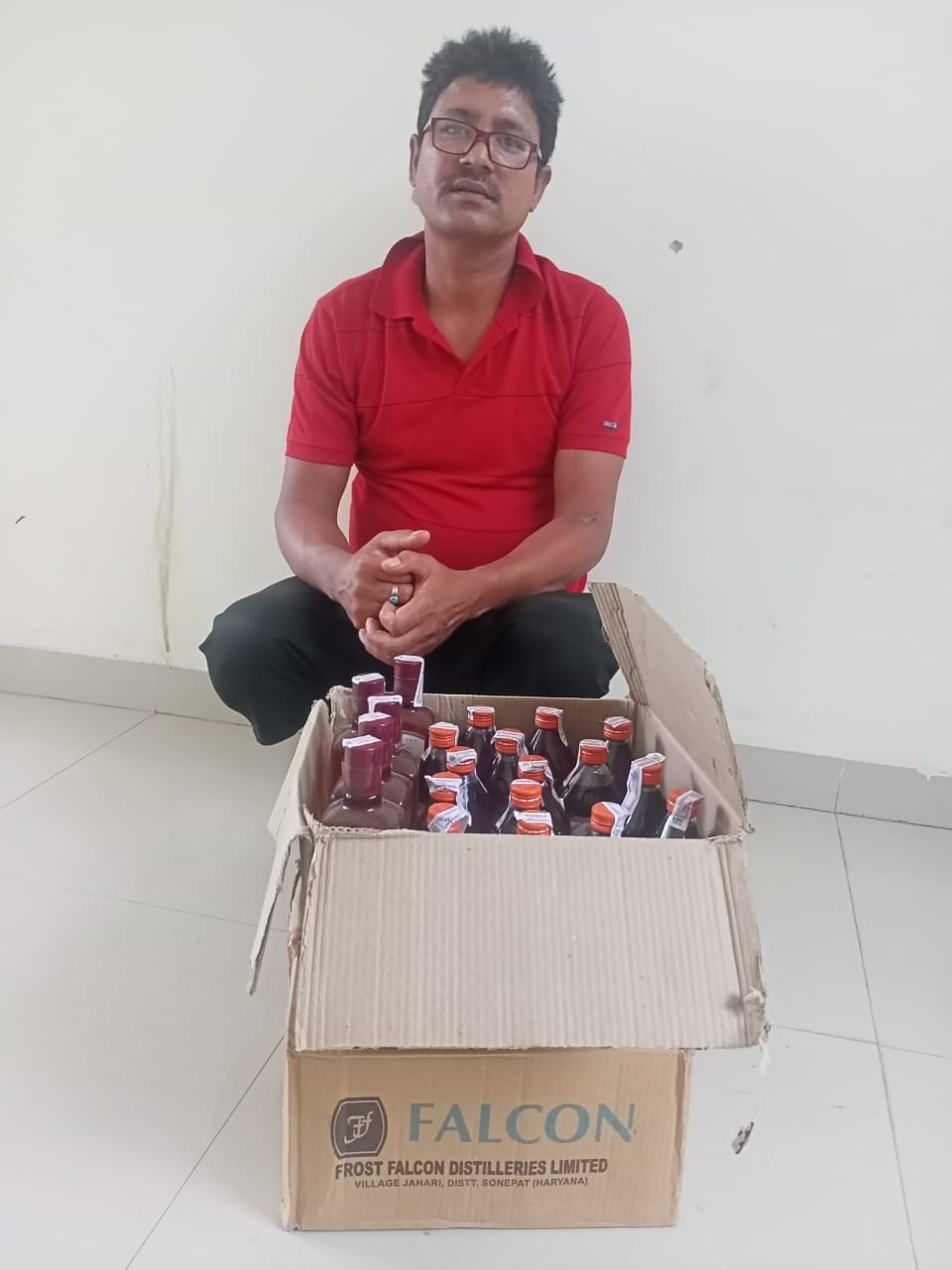 Liquor smuggling in Kharkhoda created a ruckus in the state, now started selling in the posh colonies of the city, SP raids on getting video.