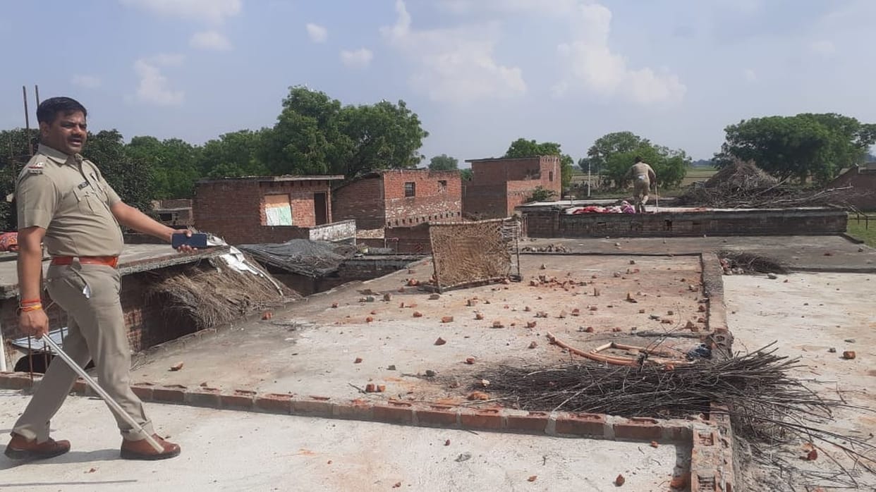 Brick-stones run in two sides in old envy, ten injured
