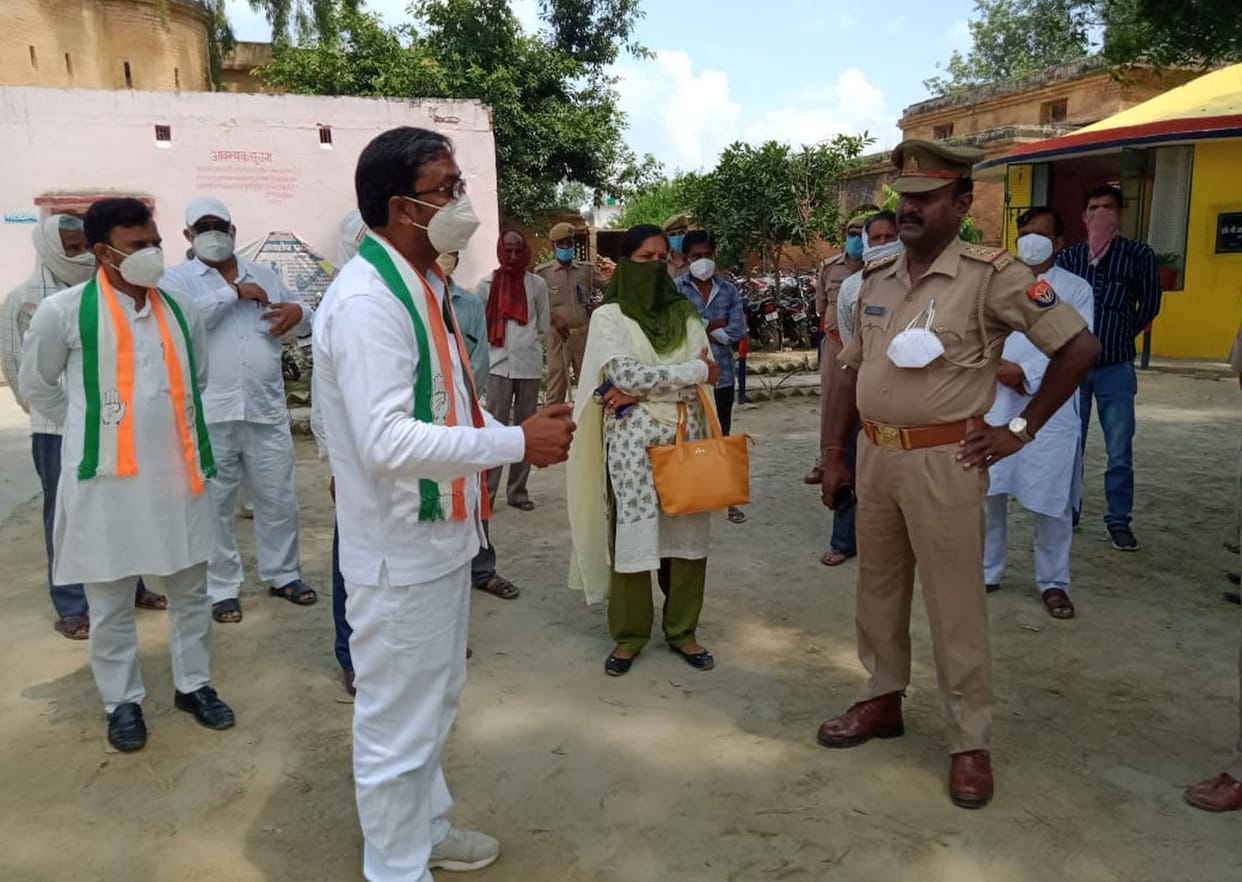 Congressmen surrounded the Rajepur police station