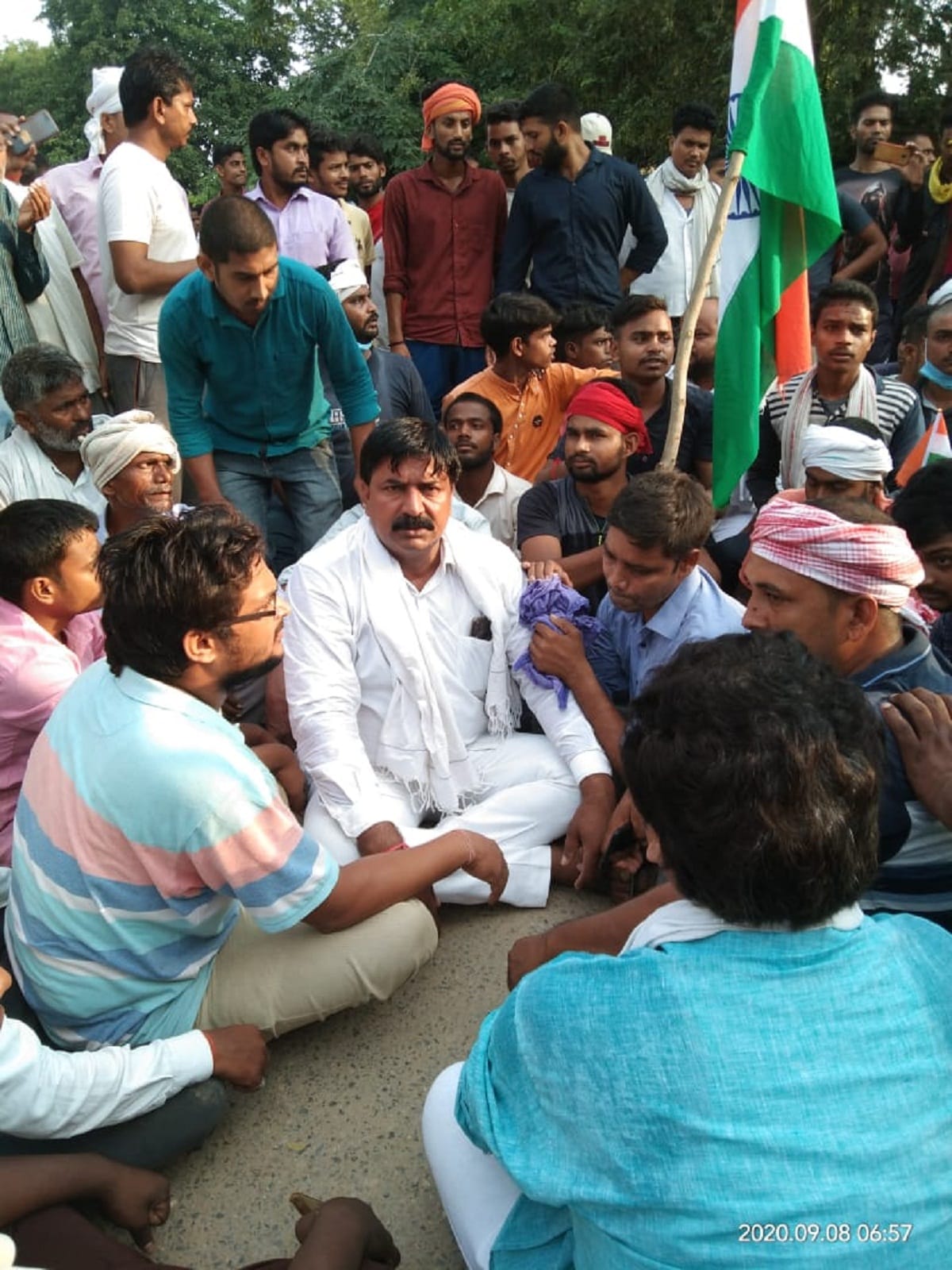Demand for martyr status to dead army jawan in jammu kashmir refusal to take dead body people road  jammed in chandauli