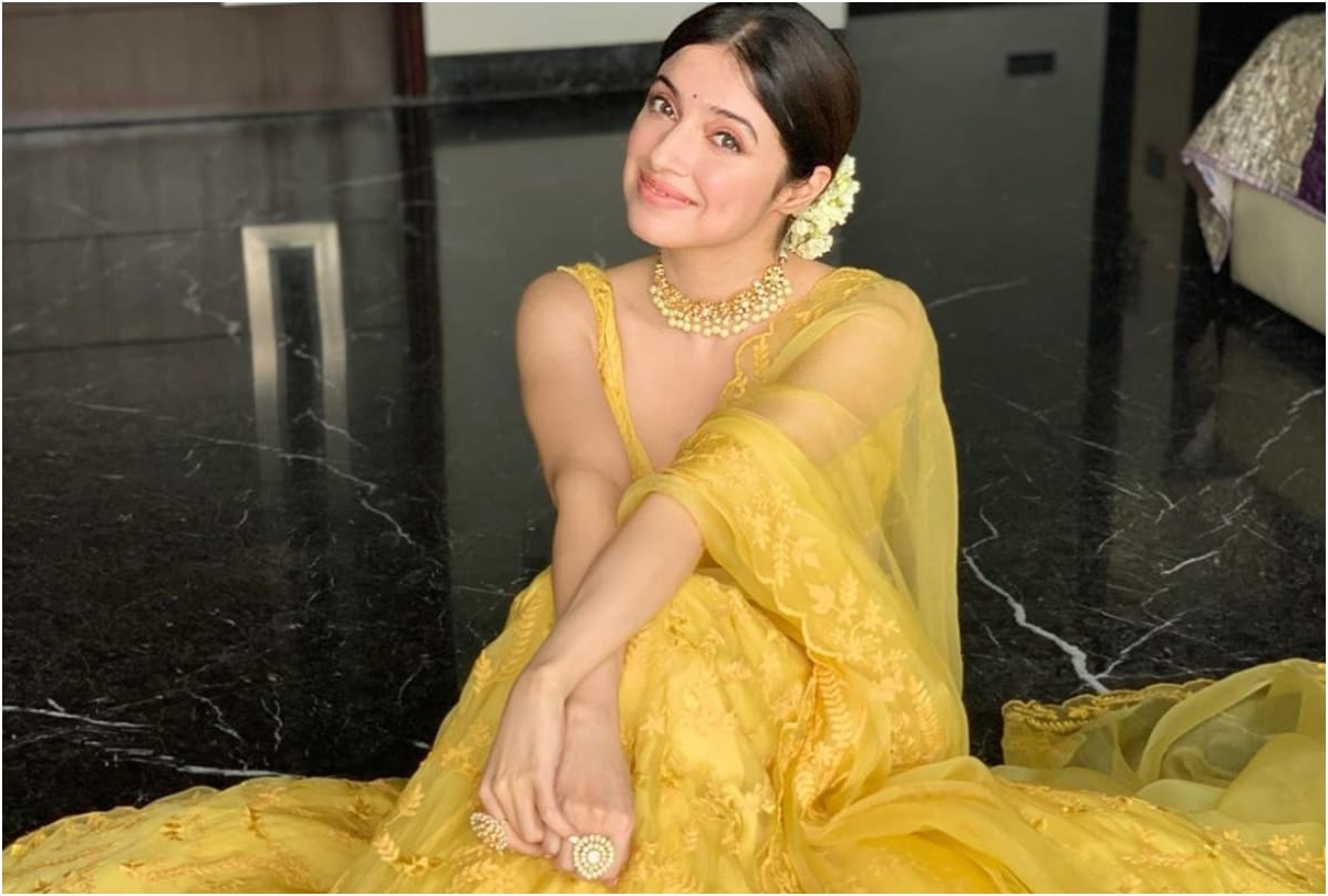 divya khosla kumar yellow lehenga perfect for wedding reception