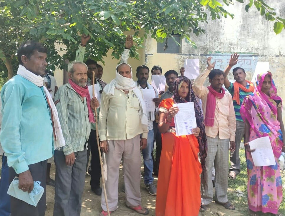 Jalaun: MNREGA workers raised slogans against Panchayat Mitra