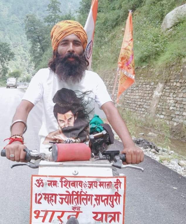 Shubham reached Karnprayag on a cycle tour to India