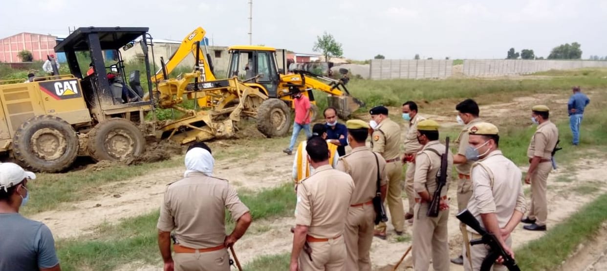 the posession of front coridor railway line land with heavy police force