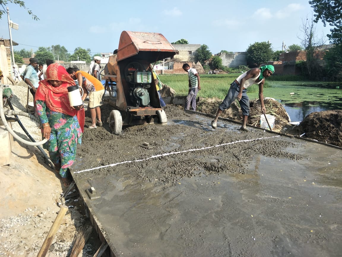 The work of filling the pit on Daulatpur-Lakhnauti road started