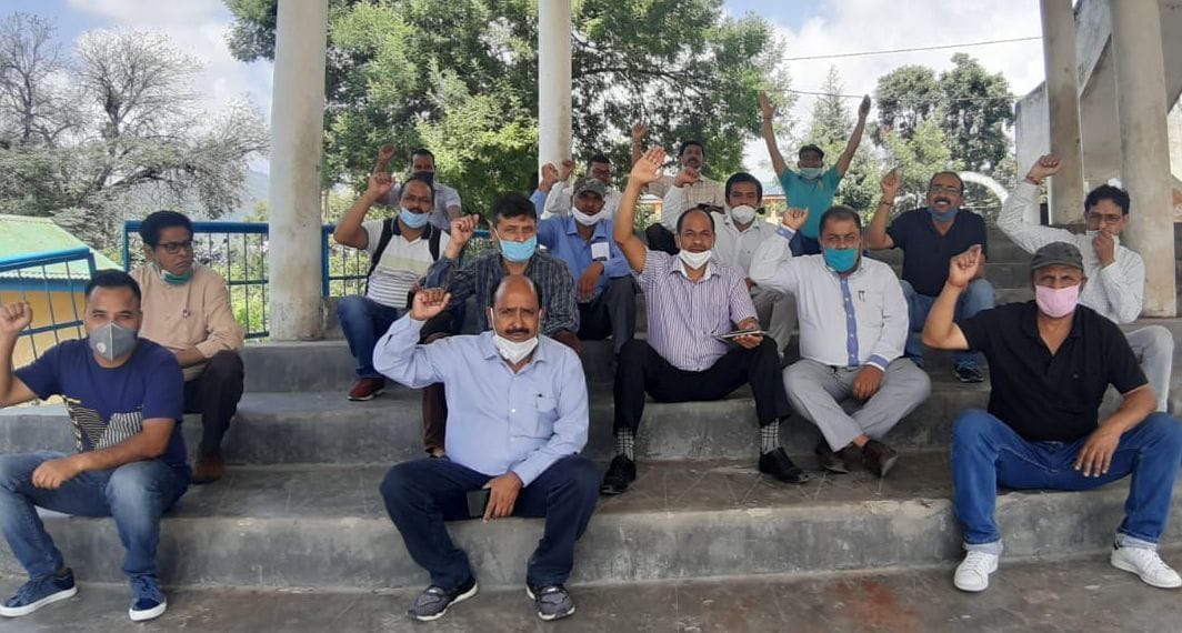 janaral-obeesee kaarmikon ne upavaas banae rakhane ka virodh jataaya