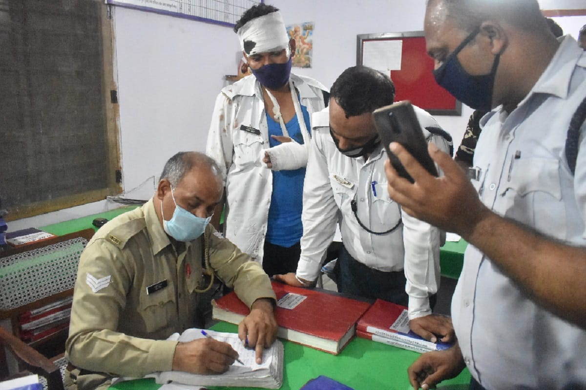 UP News: Two youths attacked on policemen after challaned in Meerut