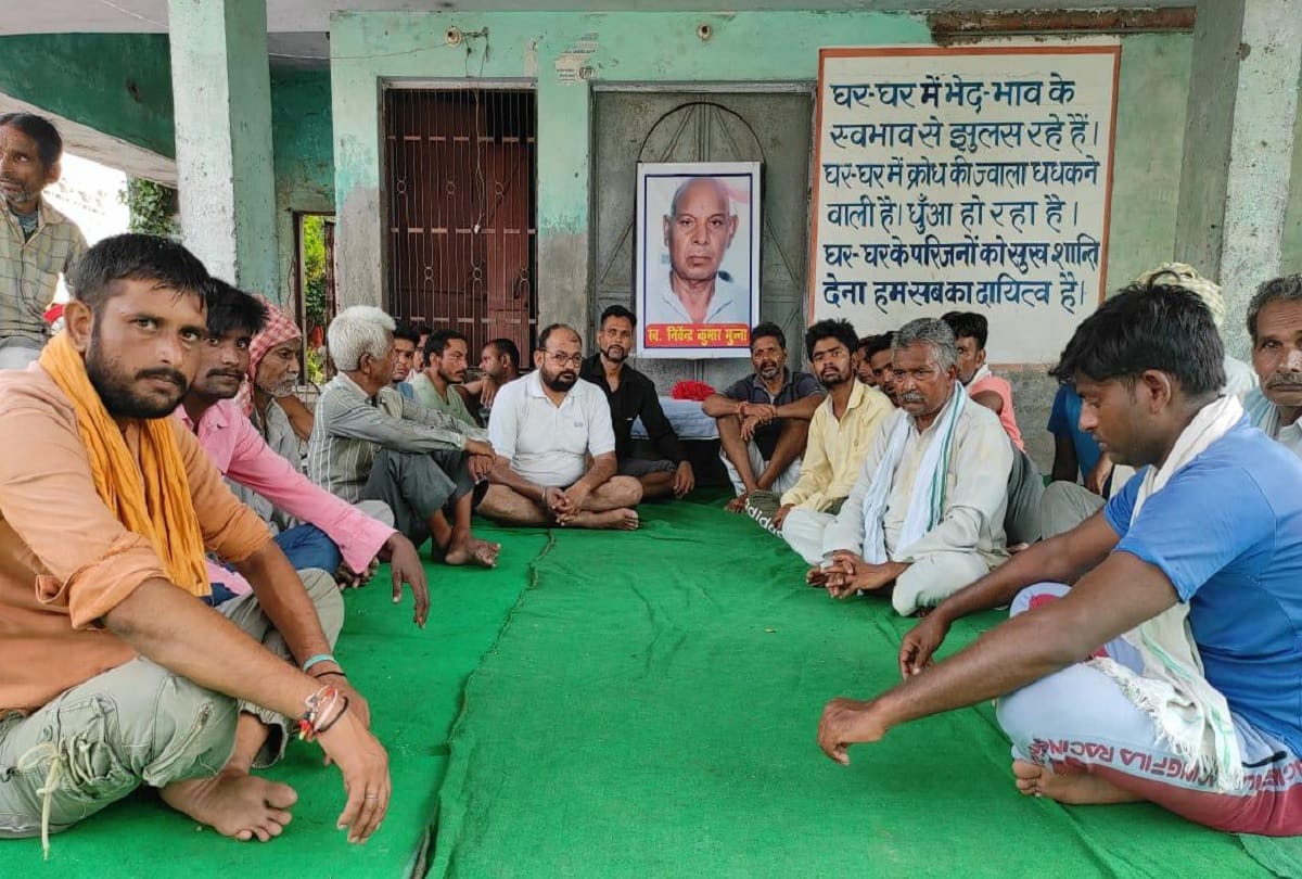 Son of former SP MLA Munna Mishra starts strike villagers demamd strict actions against accused