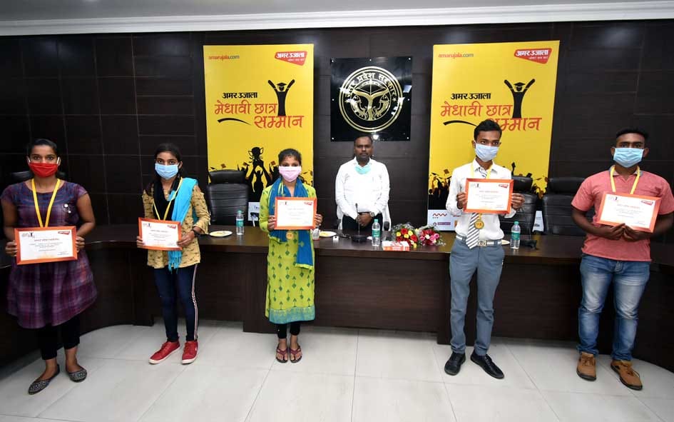 "Amar Ujala Meritorious Honor Ceremony" Medal received gold medal with glowing faces