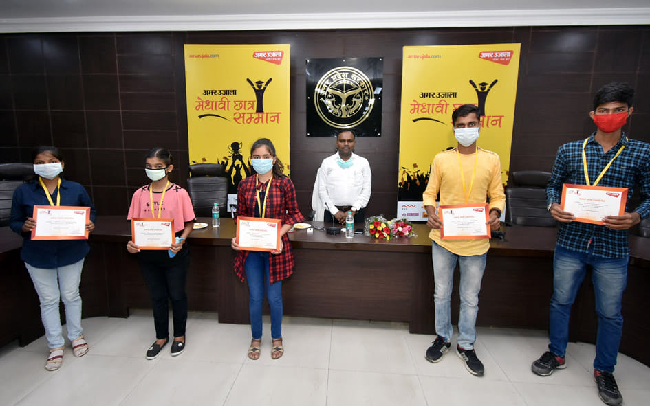 "Amar Ujala Meritorious Honor Ceremony" Medal received gold medal with glowing faces