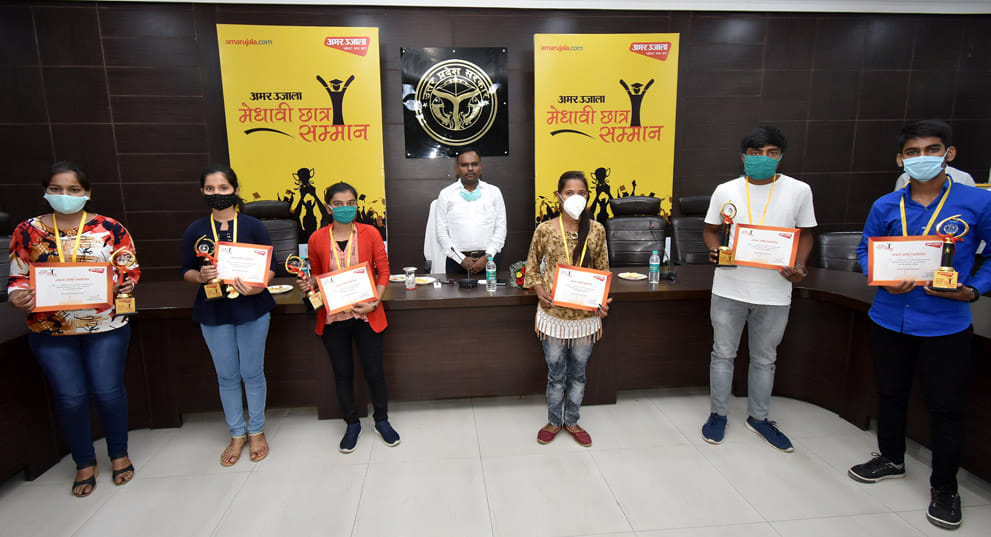 "Amar Ujala Meritorious Honor Ceremony" Medal received gold medal with glowing faces