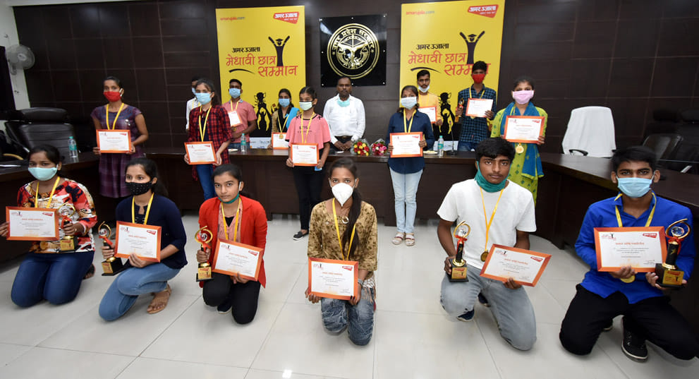 "Amar Ujala Meritorious Honor Ceremony" Medal received gold medal with glowing faces