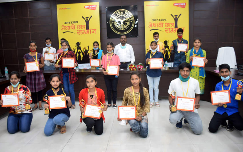 "Amar Ujala Meritorious Honor Ceremony" Medal received gold medal with glowing faces