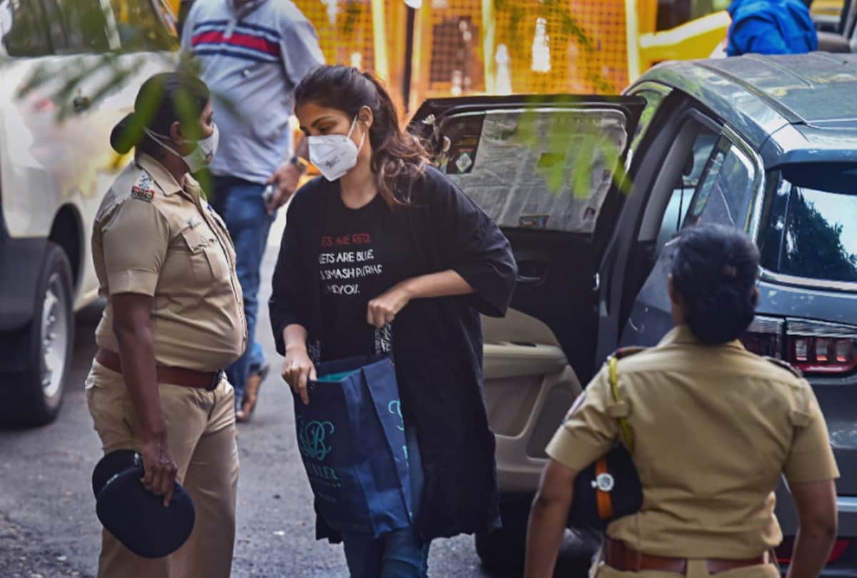 NCB found evidence of Bollywood drug group in Rhea Chakraborty mobile and laptop
