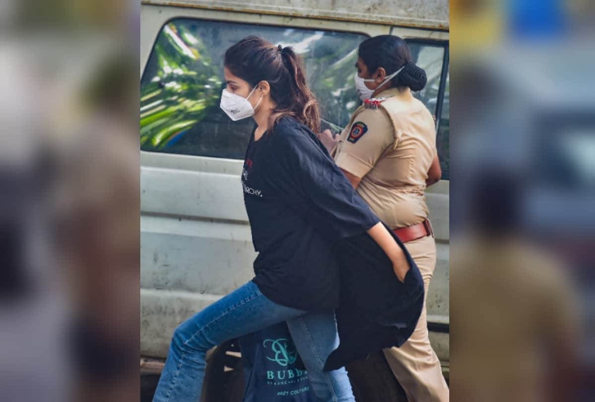 Rhea Chakraborty Arrest in a Drug Probe Sushant Singh Rajput Fans says First big break on SSR case