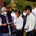 अधिकारियों से बातचीत करते उप-राज्यपाल मनोज सिन्हा