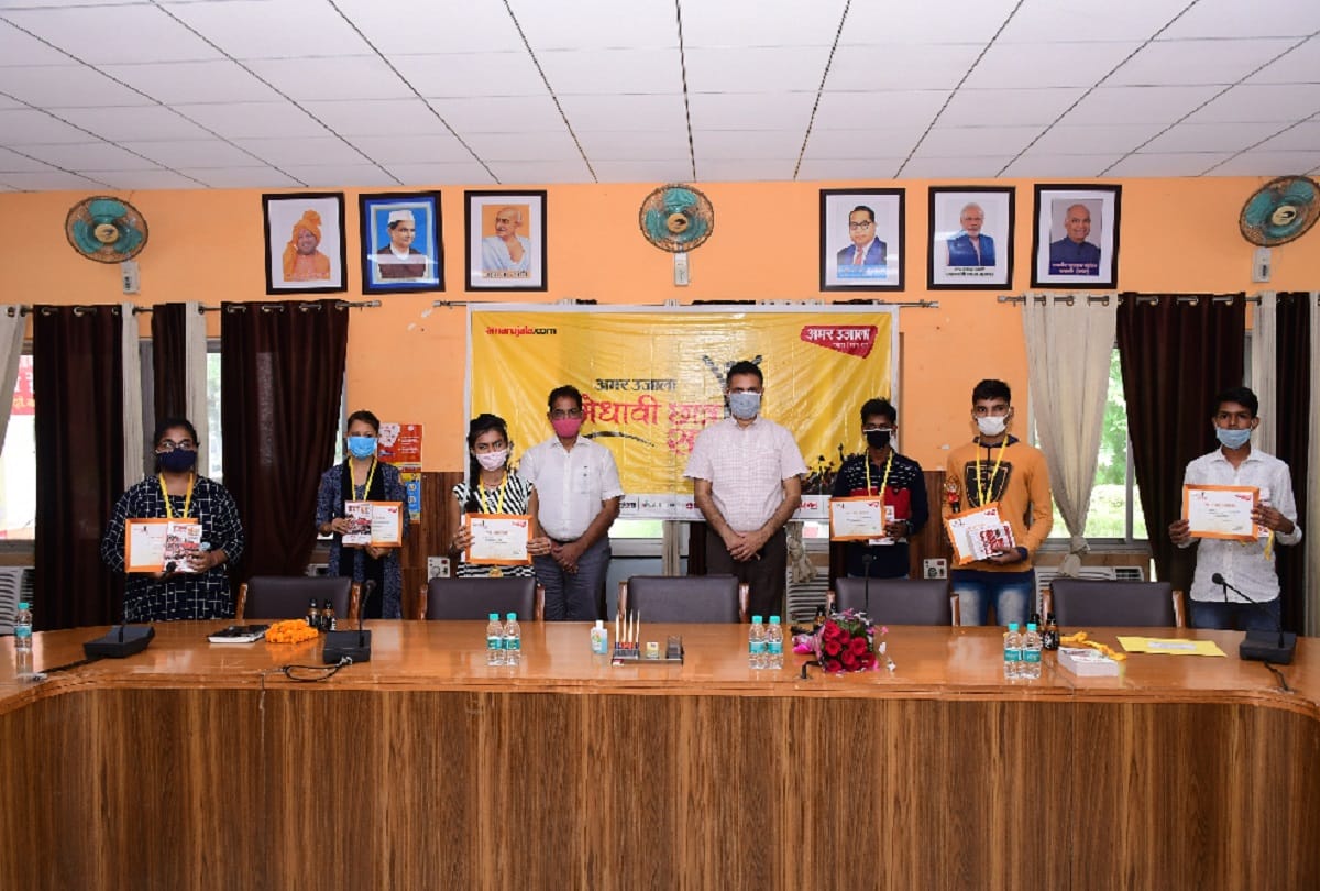 Meritorious talent gets honoured in moradabad by amar ujala medhavi chhatra samman