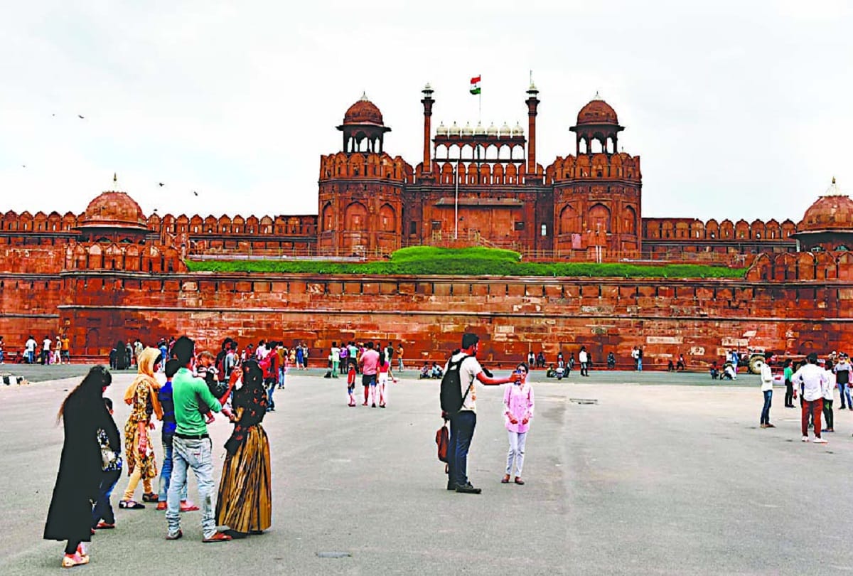 The number of visitors to see Qutub Minar and Red Fort increased as the metro started