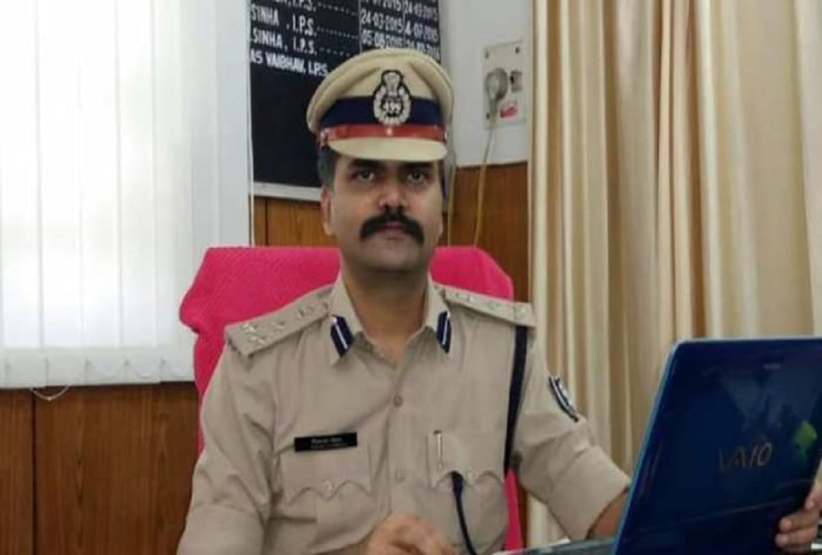 Patna senior ips officer vikas vaibhav awarded bihar traffic police constable who is doing his duty in rain