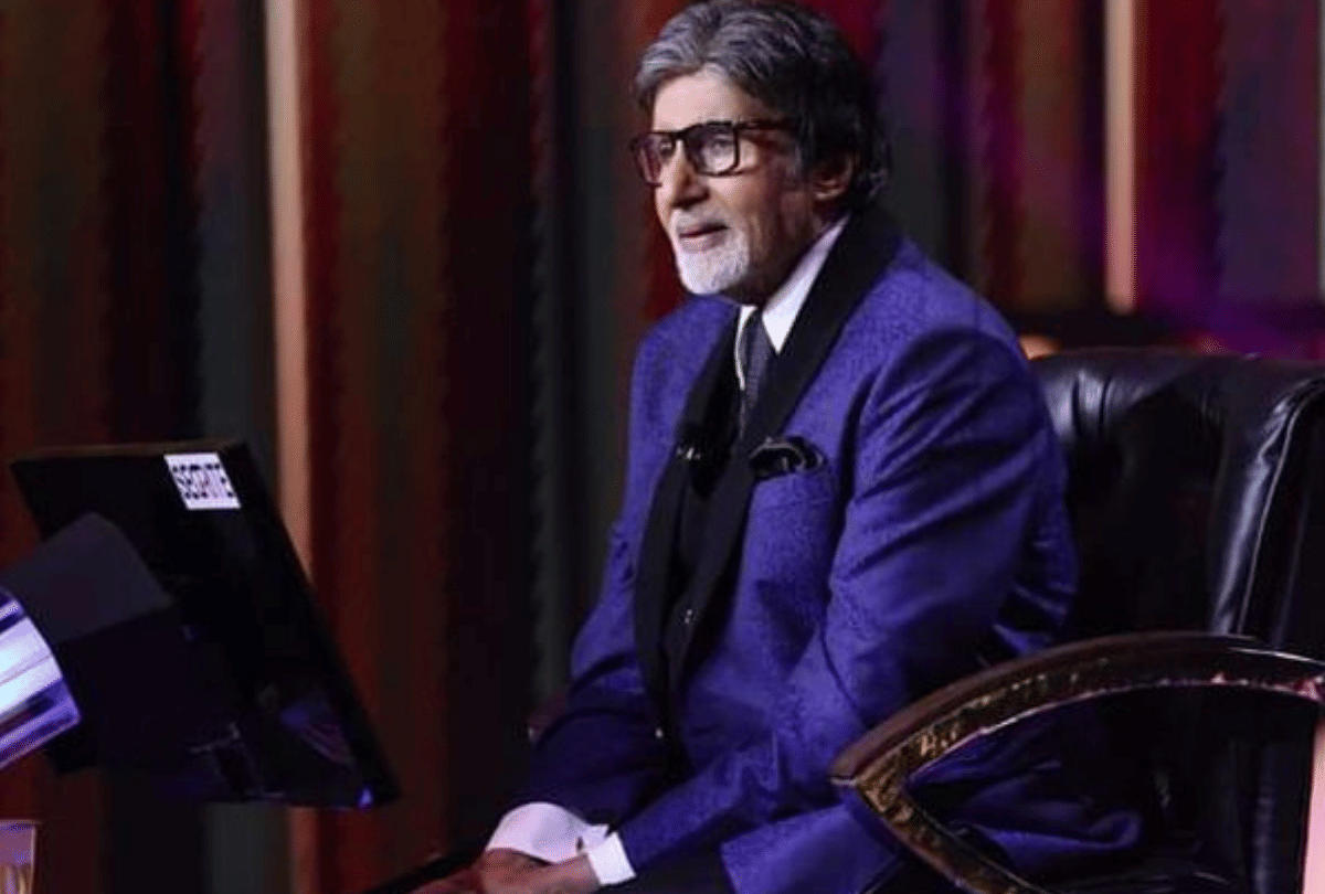 Ajay Devgn Amitabh Bachchan and Rakul Preet Singh has started upcoming film Mayday shooting film will release 2022