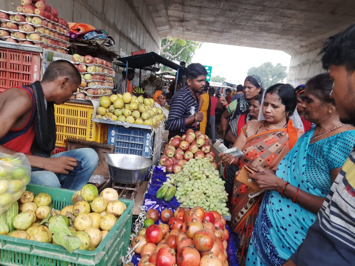 Fruit shops adorned on the eve of the child's longevity festival jivitputrika