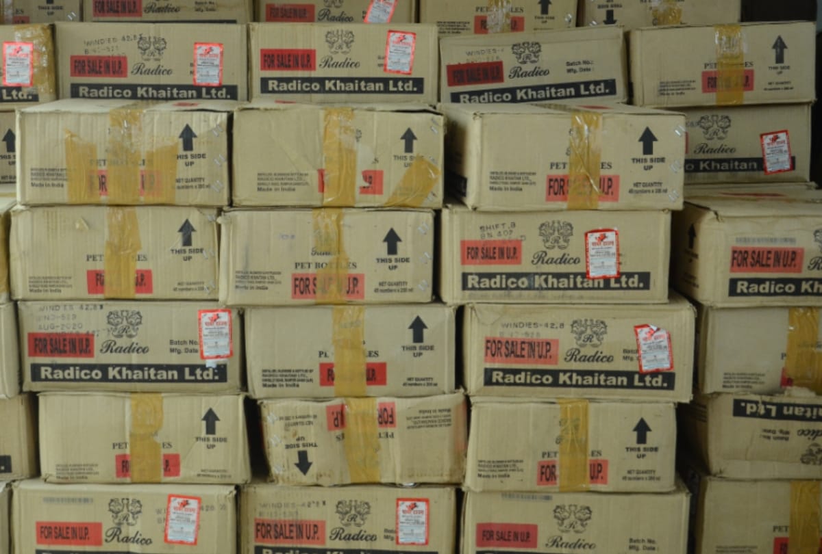 Prayagraj: Liquor worth 10 lakhs being smuggled in a Sweet lemon truck caught
