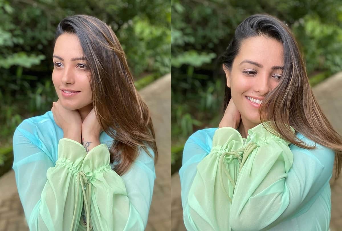 anita hassanandani shares her stylish pic in kaftan dress to purple shirt