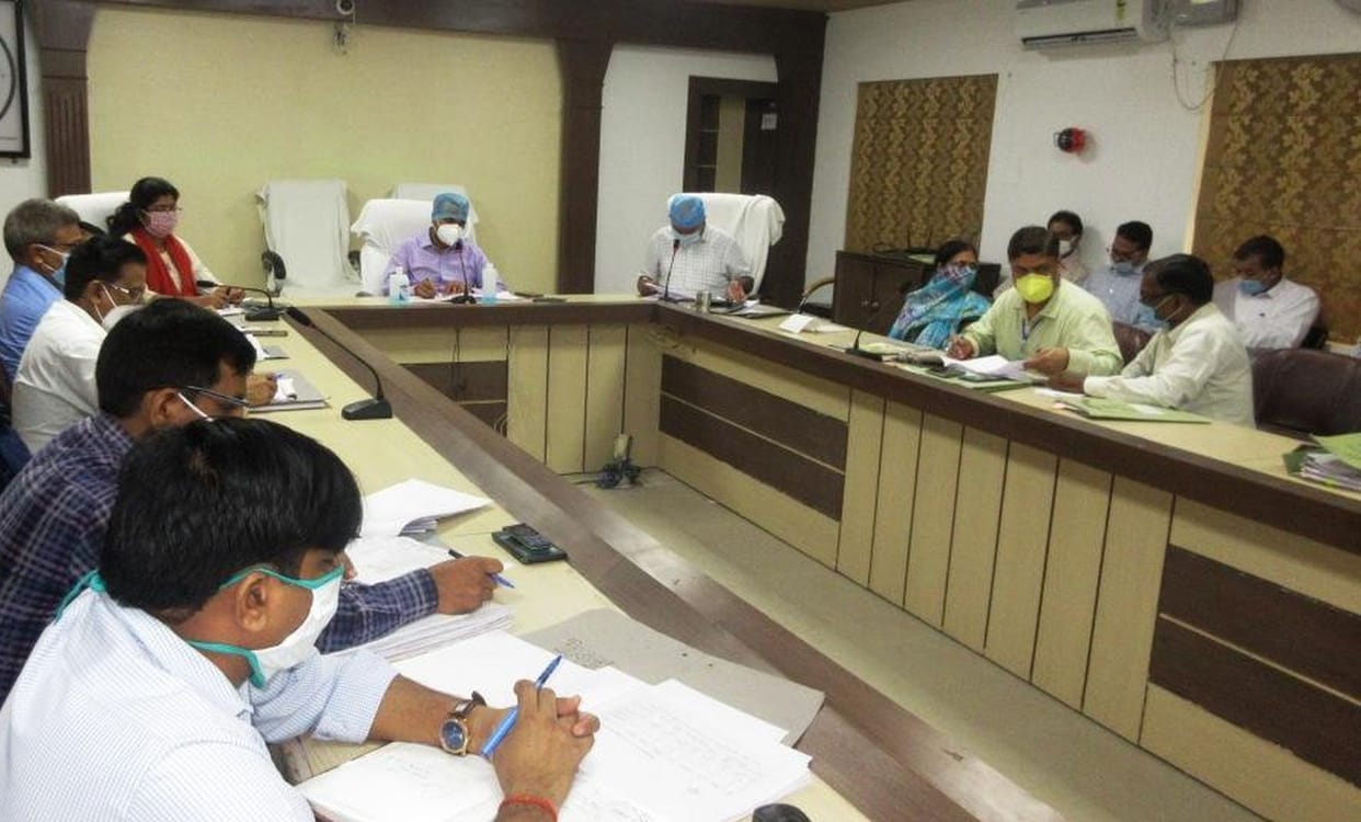 dm, meeting, arto, absent, firozabad