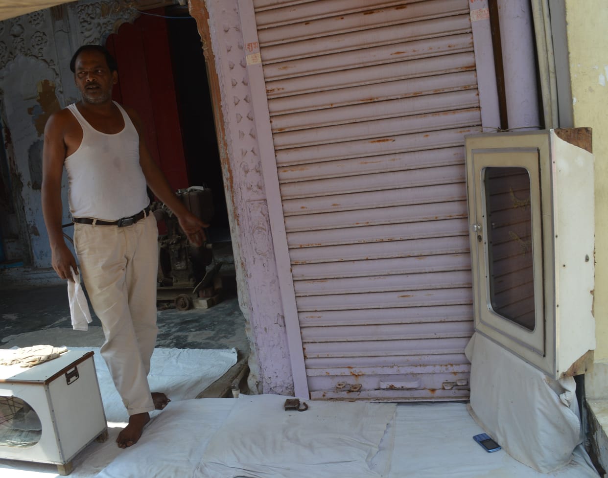 Hathras: An attempt to steal in the shop of Saraf, the miscreants ran away due to Jagar